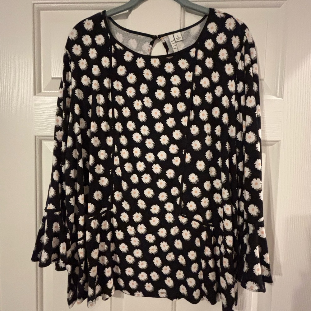 Elle - Black and White Daisy Printed Top with Bell Sleeves